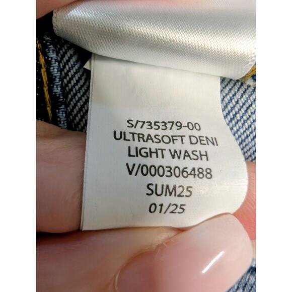 GAP Denim 5” Cutoff Shorts Light Distressed Wash Size 4/27 NWOT - Picture 6 of 7